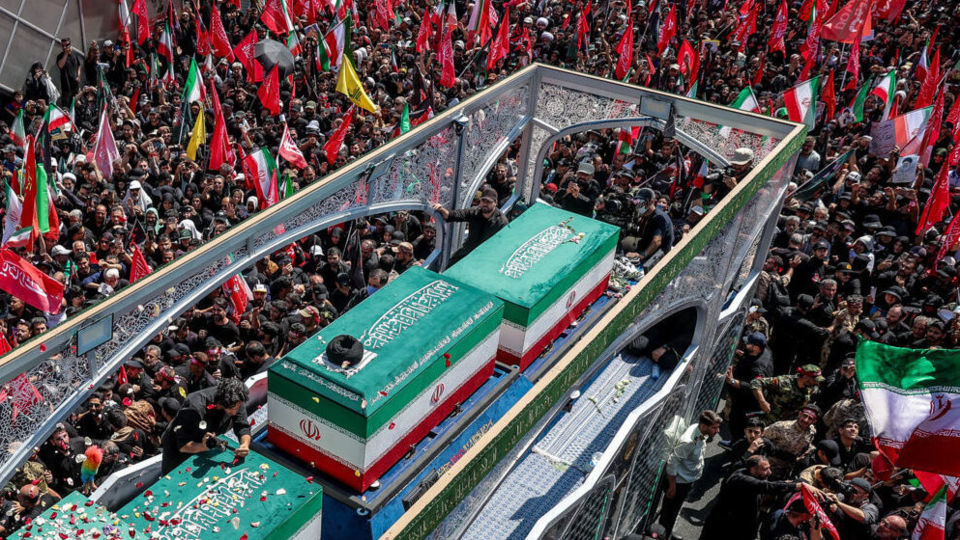 نخست وزیر عراق از پیکر رهبر شهید انقلاب در فرودگاه نجف استقبال میکند نخست وزیر عراق از پیکر رهبر شهید انقلاب در فرودگاه نجف استقبال میکند
