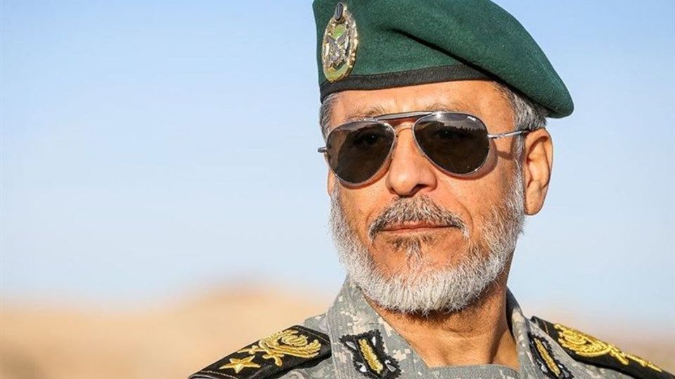 دریادار سیاری: دشمن جرأت پیاده کردن نیرو در سواحل ایران را ندارد دریادار سیاری: دشمن جرأت پیاده کردن نیرو در سواحل ایران را ندارد