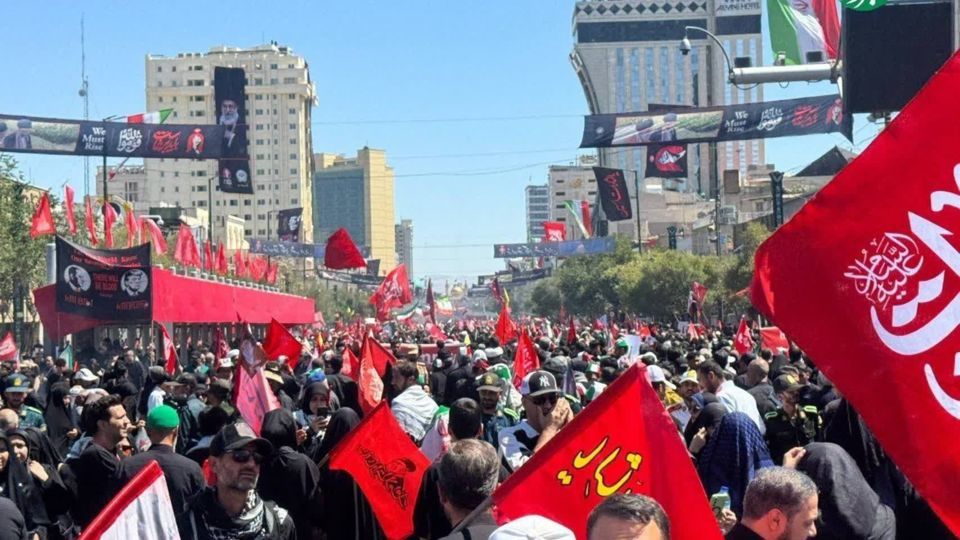 مشهد در آستانه مراسم تشییع پیکر رهبر شهید