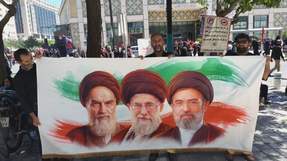 مشهد در آستانه مراسم تشییع پیکر رهبر شهید