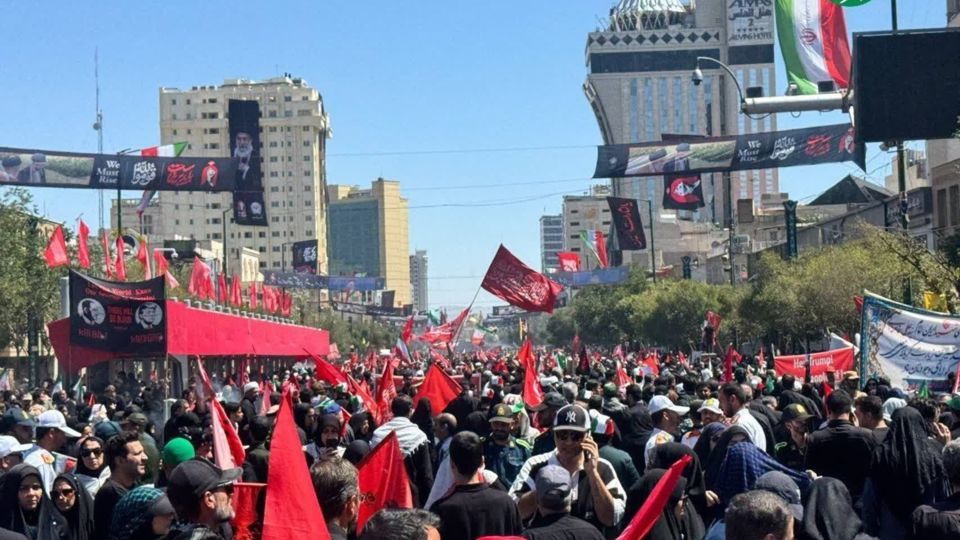 مشهد در آستانه مراسم تشییع پیکر رهبر شهید