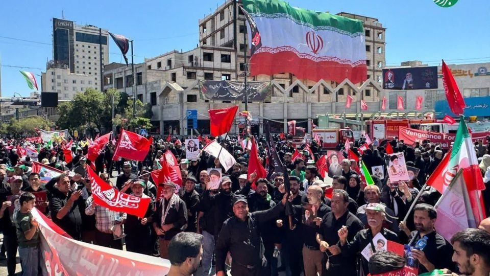 مشهد در آستانه مراسم تشییع پیکر رهبر شهید