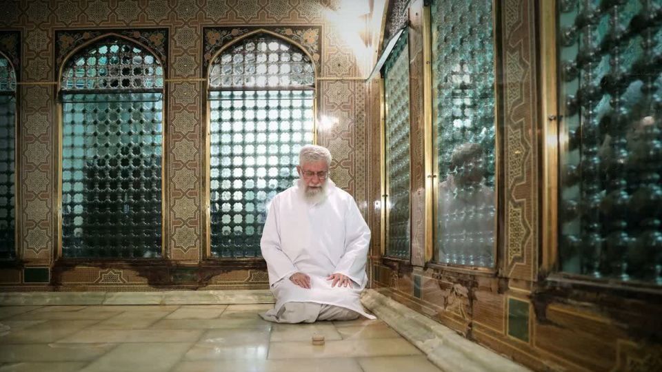 تصاویری از حضور رهبر شهید انقلاب در حرم مطهر امام رضا علیه السلام تصاویری از حضور رهبر شهید انقلاب در حرم مطهر امام رضا علیه السلام