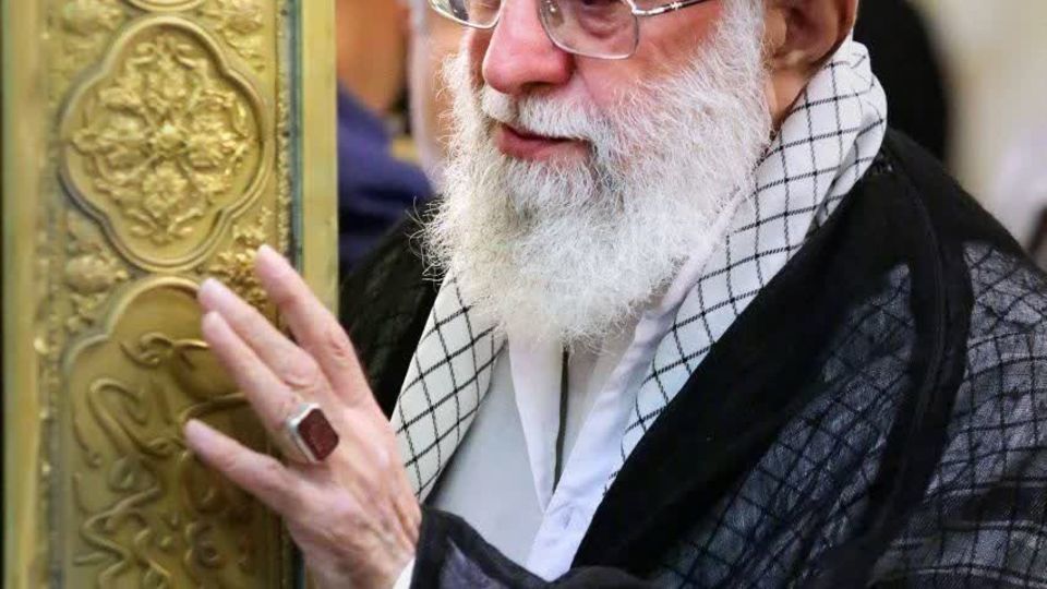 تصاویری از حضور رهبر شهید انقلاب در حرم مطهر امام رضا علیه السلام تصاویری از حضور رهبر شهید انقلاب در حرم مطهر امام رضا علیه السلام