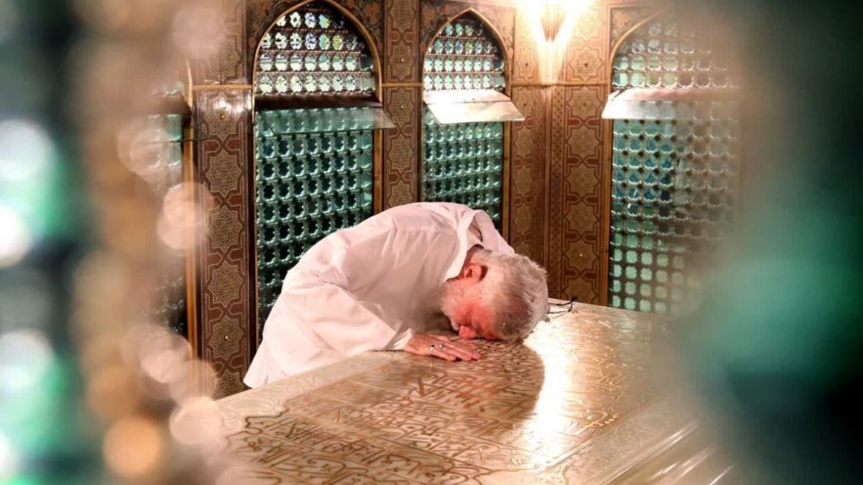 تصاویری از حضور رهبر شهید انقلاب در حرم مطهر امام رضا علیه السلام تصاویری از حضور رهبر شهید انقلاب در حرم مطهر امام رضا علیه السلام