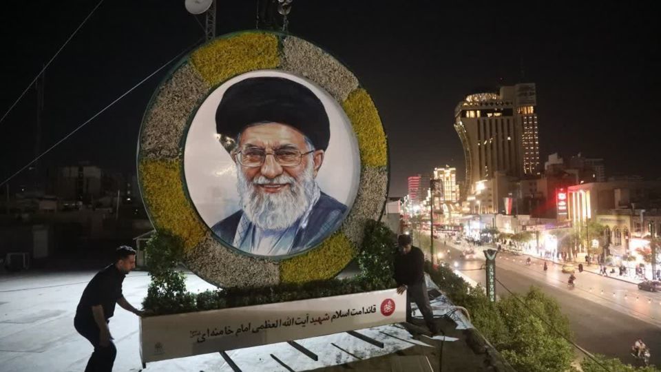 نخستین المانهای ویژه رهبر شهید در مشهد نصب شد نخستین المانهای ویژه رهبر شهید در مشهد نصب شد