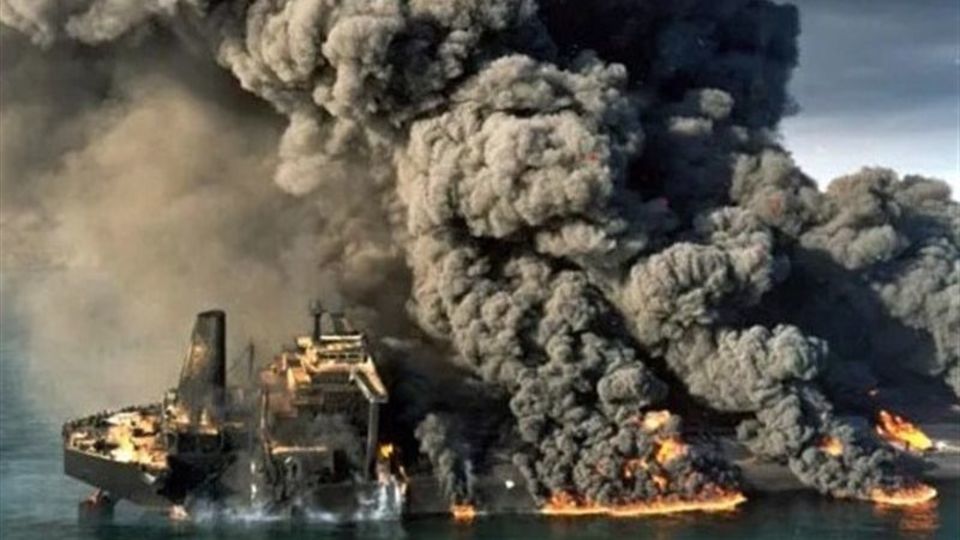 انفجار دو نفتکش بهدلیل تلاش برای عبور از مسیر ناایمن تنگه هرمز انفجار دو نفتکش بهدلیل تلاش برای عبور از مسیر ناایمن تنگه هرمز