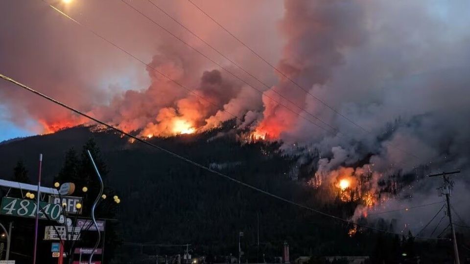آتشسوزی گسترده در جنوبغرب فرانسه؛ بیش از ۲۵۰ هزار نفر تخلیه شدند آتشسوزی گسترده در جنوبغرب فرانسه؛ بیش از ۲۵۰ هزار نفر تخلیه شدند