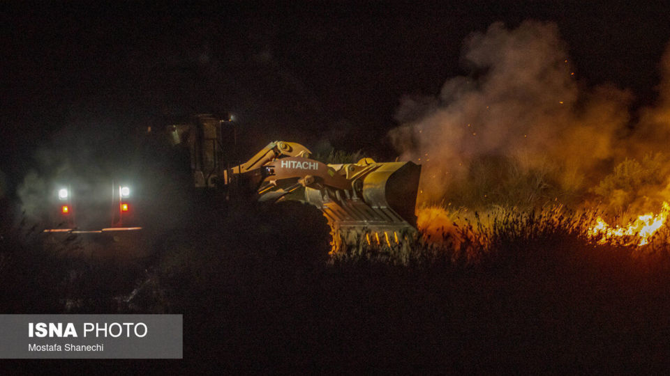 تلاش شبانه محیطبانان جهت اطفا حریق میانکاله تلاش شبانه محیطبانان جهت اطفا حریق میانکاله