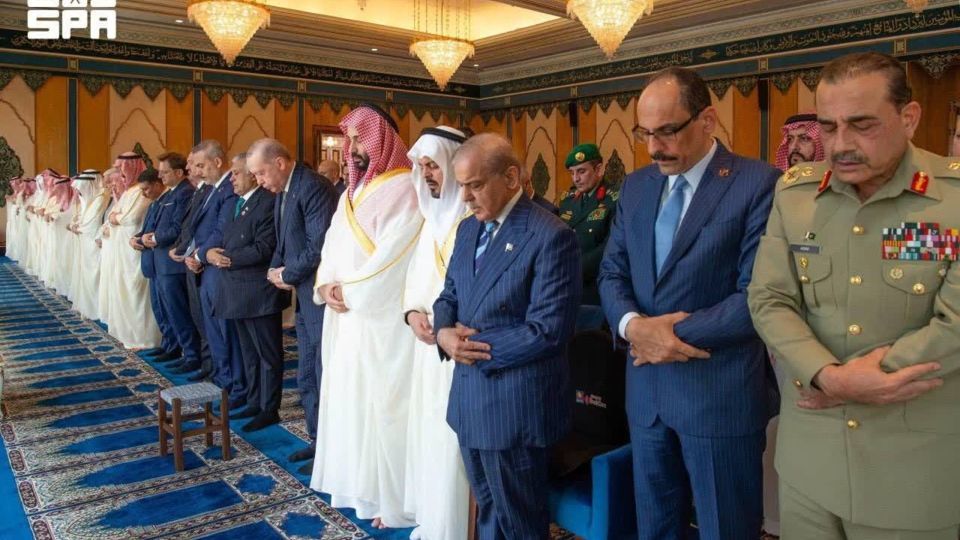  اقامه نماز جمعه اردوغان، بن ‌سلمان و شهباز شریف پس از امضای توافق