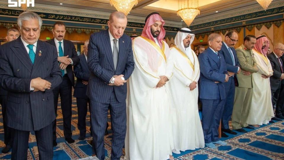  اقامه نماز جمعه اردوغان، بن ‌سلمان و شهباز شریف پس از امضای توافق