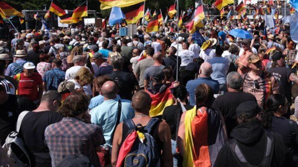 تظاهرات هزاران نفری علیه دولت «فردریش مرتس» در آلمان تظاهرات هزاران نفری علیه دولت «فردریش مرتس» در آلمان