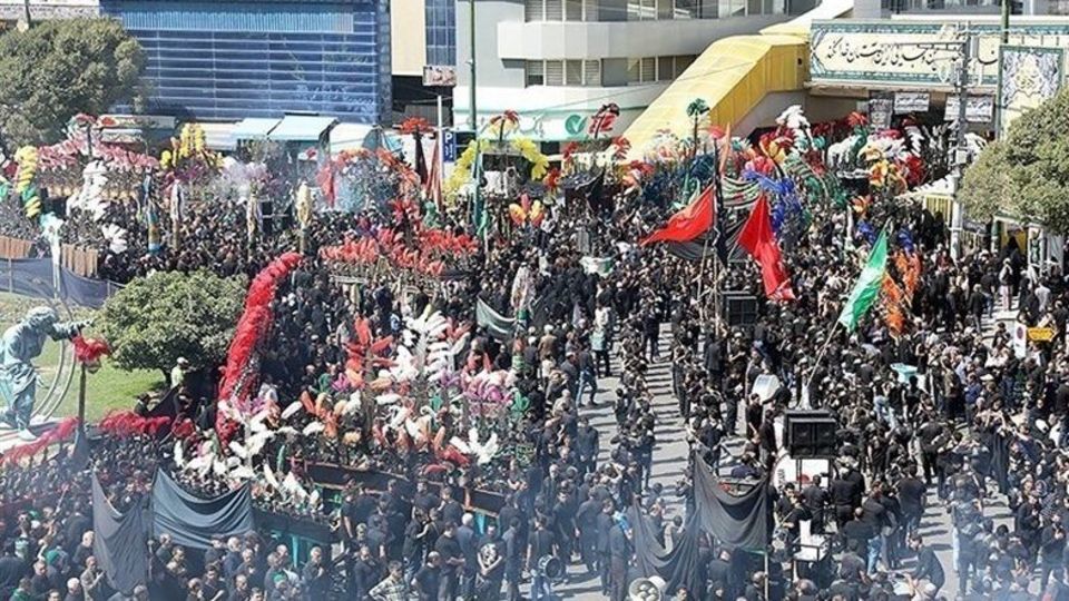 حرکت دسته عزاداری شهادت امام رضا (ع) به سمت بیت رهبر شهید حرکت دسته عزاداری شهادت امام رضا (ع) به سمت بیت رهبر شهید