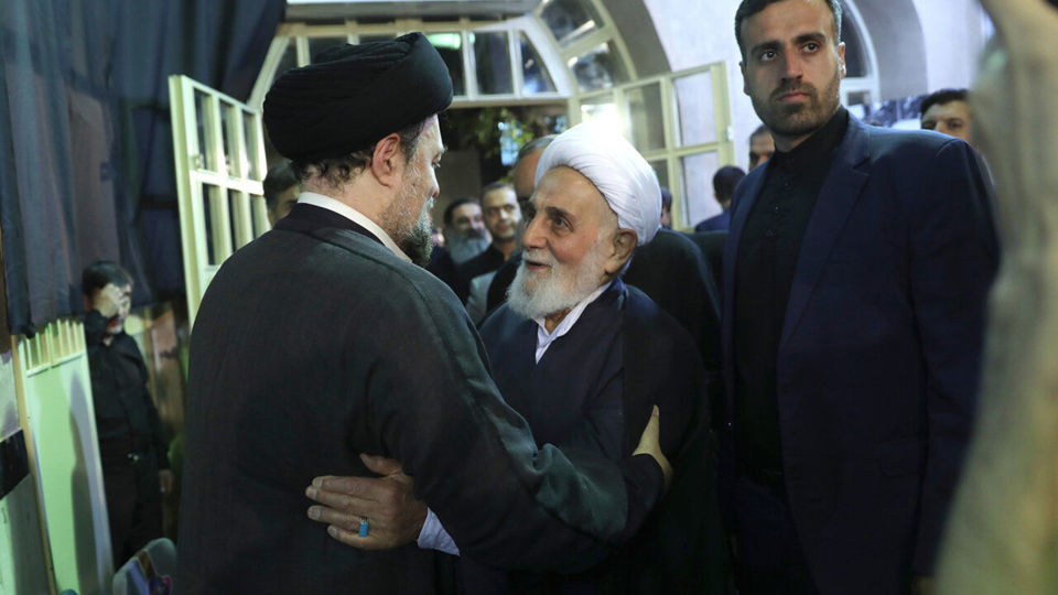 سید حسن در آغوش حدادعادل/ گپ و گفت ناطق نوری و حدادعادل شکار عکاسان شد