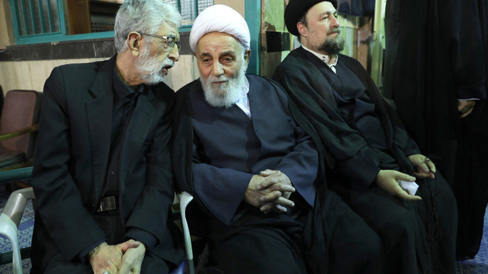 سید حسن در آغوش حدادعادل/ گپ و گفت ناطق نوری و حدادعادل شکار عکاسان شد