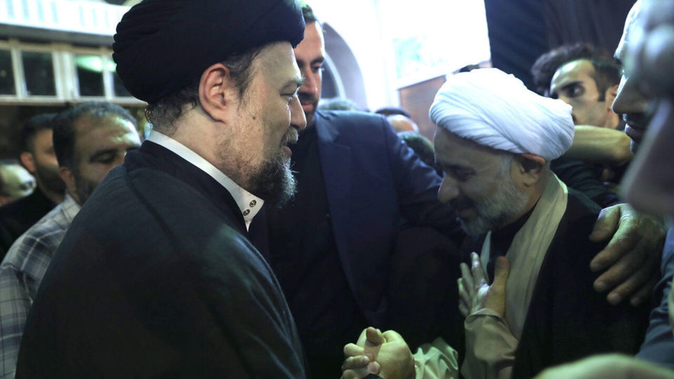 سید حسن در آغوش حدادعادل/ گپ و گفت ناطق نوری و حدادعادل شکار عکاسان شد