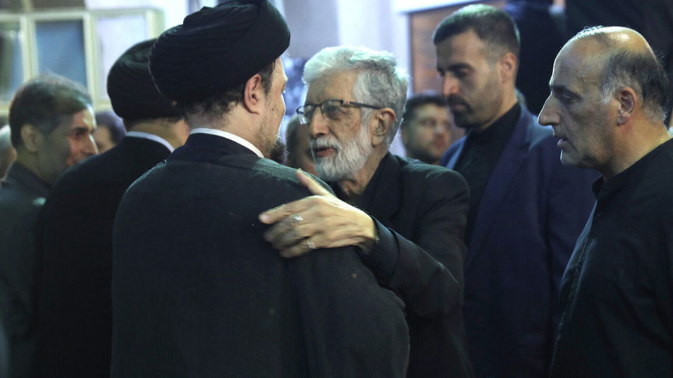سید حسن در آغوش حدادعادل/ گپ و گفت ناطق نوری و حدادعادل شکار عکاسان شد