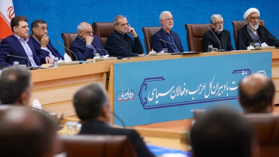 تاملی در نشست رئیس جمهور با احزاب تاملی در نشست رئیس جمهور با احزاب