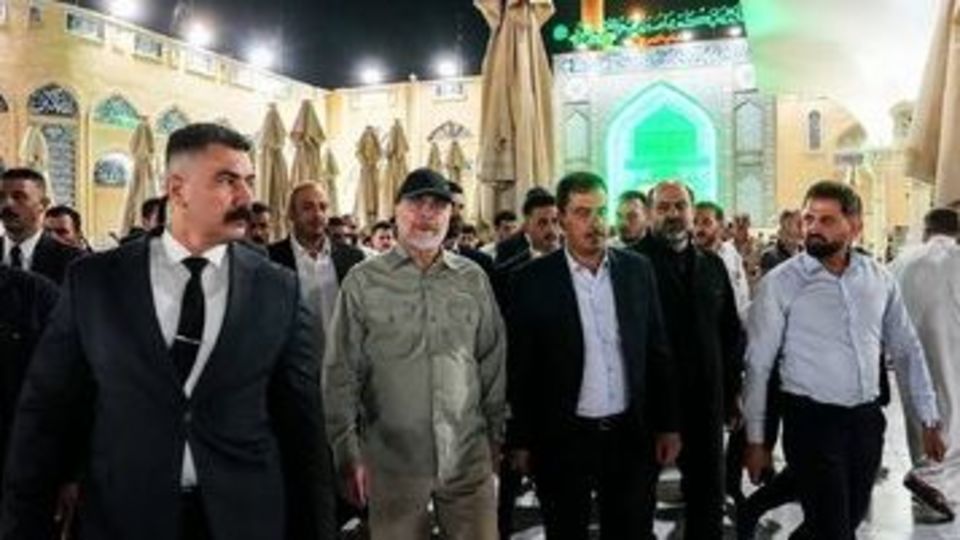 تیپ خاص قالیباف هنگام زیارت حرمین کاظمین/ هدیه خاص به رئیس مجلس+ تصاویر تیپ خاص قالیباف هنگام زیارت حرمین کاظمین/ هدیه خاص به رئیس مجلس+ تصاویر