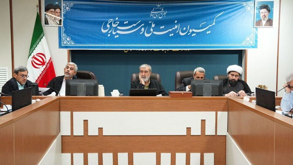 قشقاوی: دریافت هزینه خدمات از کشتیهای عبوری از تنگه هرمز تصویب شد قشقاوی: دریافت هزینه خدمات از کشتیهای عبوری از تنگه هرمز تصویب شد