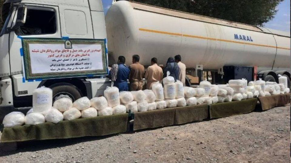 ضربه سنگین پلیس به یکی از بزرگترین باندهای قاچاق شیشه ضربه سنگین پلیس به یکی از بزرگترین باندهای قاچاق شیشه