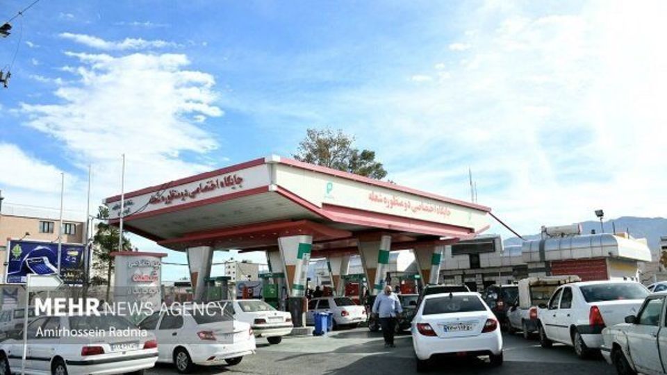 بنزین بدون وقفه توزیع میشود؛ سوختگیری غیرضروری نکنید بنزین بدون وقفه توزیع میشود؛ سوختگیری غیرضروری نکنید