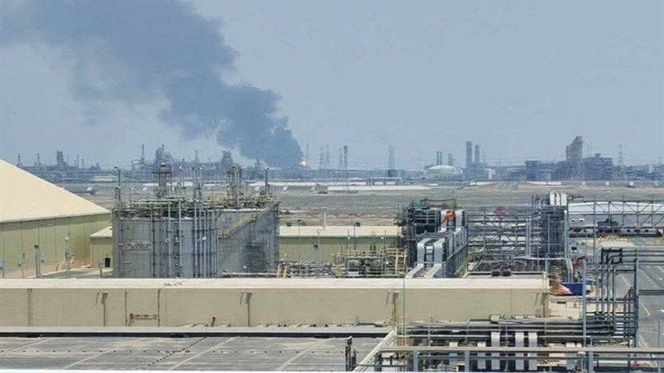 حمله یمن به پالایشگاه جیزان عربستان قیمت نفت را به ۱۰۰ دلار رساند حمله یمن به پالایشگاه جیزان عربستان قیمت نفت را به ۱۰۰ دلار رساند