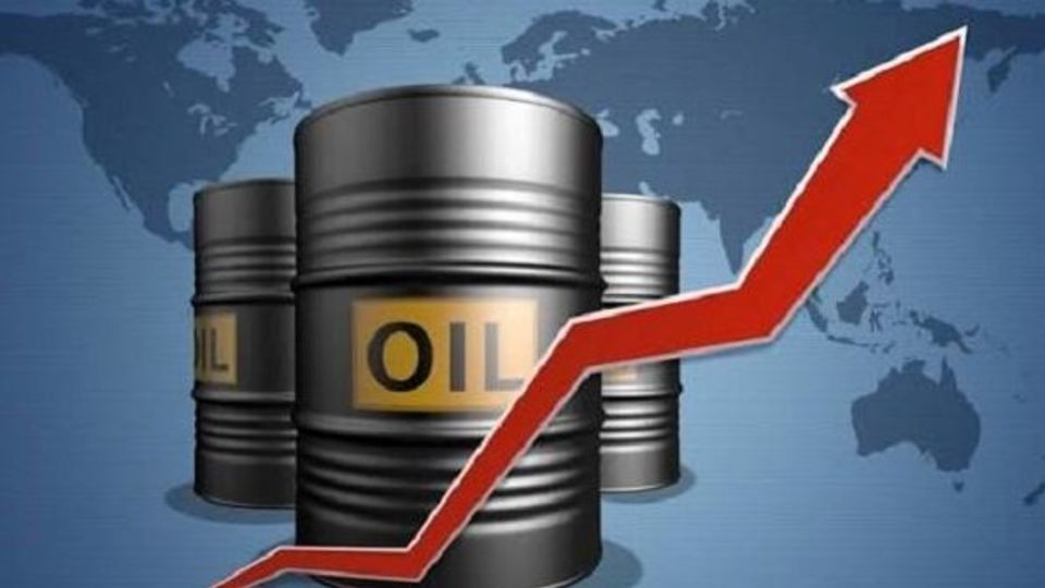 نفت در سایه تشدید تنشهای منطقهای از ۱۰۴ دلار عبور کرد نفت در سایه تشدید تنشهای منطقهای از ۱۰۴ دلار عبور کرد