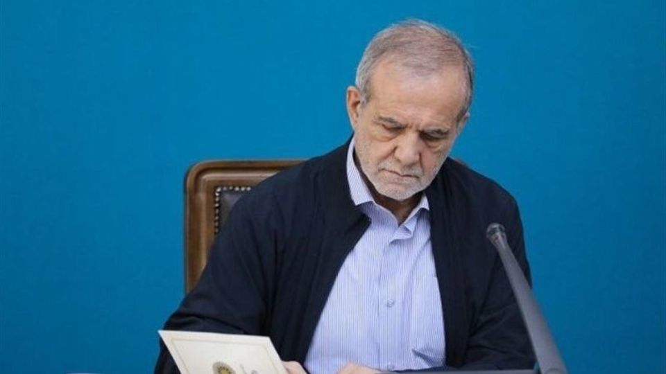 پزشکیان به سه نفر حکم مسئولیت داد پزشکیان به سه نفر حکم مسئولیت داد