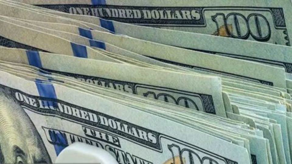 آغاز فروش ۱۰ هزار دلار در ۵ بانک منتخب برای مدیریت بازار ارز آغاز فروش ۱۰ هزار دلار در ۵ بانک منتخب برای مدیریت بازار ارز