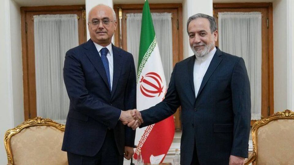 عراقچی رونوشت استوارنامه سفرای جدید پنج کشور را دریافت کرد عراقچی رونوشت استوارنامه سفرای جدید پنج کشور را دریافت کرد