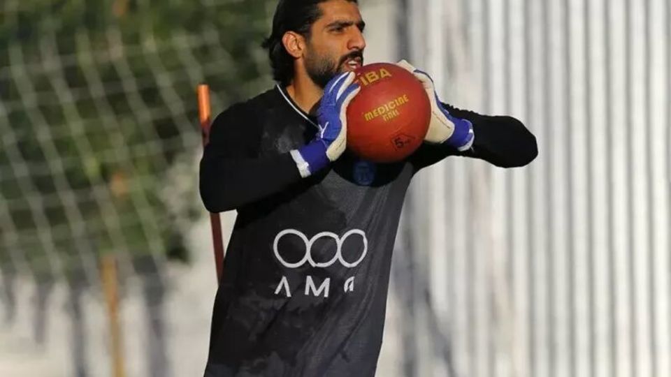 ماجرای خون دماغ شدن گلر استقلال حین گرم کردن پیش از دیدار با تراکتور ماجرای خون دماغ شدن گلر استقلال حین گرم کردن پیش از دیدار با تراکتور