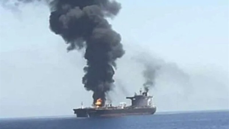 آتشسوزی شدید سومین نفتکش در تنگه هرمز پس از برخورد با مین دریایی آتشسوزی شدید سومین نفتکش در تنگه هرمز پس از برخورد با مین دریایی