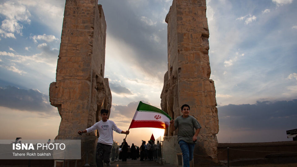 تجمع «جان فدایان تمدن ایران» - تخت جمشید تجمع «جان فدایان تمدن ایران» - تخت جمشید