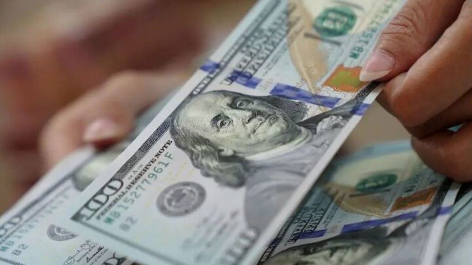 فروش ۱۰ هزار دلاری ارز در بانکها ادامه دارد فروش ۱۰ هزار دلاری ارز در بانکها ادامه دارد