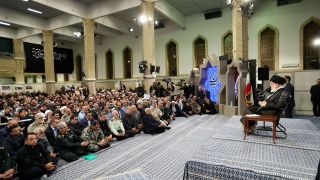 دیدار جمعی از فرماندهان، رزمندگان و ایثارگران و هنرمندان با رهبر انقلاب