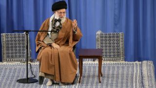 هشدار رهبر انقلاب: همه حواسشان را جمع کنند؛ ممکن است برای سال ۹۸ نقشه کشیده باشند!/ مسئولان فریب زبانبازی دشمن را نخورند/ جوانها و جریانهای سیاسی میدان را برای دشمن آماده نکنند هشدار رهبر انقلاب: همه حواسشان را جمع کنند؛ ممکن است برای سال ۹۸ نقشه کشیده باشند!/ مسئولان فریب زبانبازی دشمن را نخورند/ جوانها و جریانهای سیاسی میدان را برای دشمن آماده نکنند