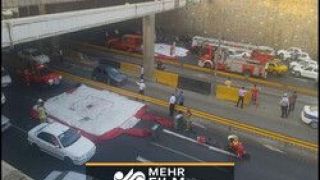 لحظات نفسگیر نجات یک دختر پیش از خودکشی در اتوبان لحظات نفسگیر نجات یک دختر پیش از خودکشی در اتوبان