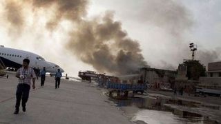 حمله انتحاری نزدیک دروازه‌های فرودگاه کابل/ ۱۵ نفر زخمی شدند