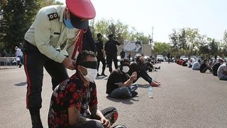 دستبند پلیس امنیت بر دستان ۳۲۰ نفر از اراذل و اوباش/پلمب ۴۸ مرکز قماربازی در تهران