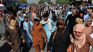 "ترک اجباری منازل" هزاران نفر را در قندهار علیه طالبان به خیابان آورد
