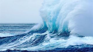 منظره ای از دریای توفانی جاسک