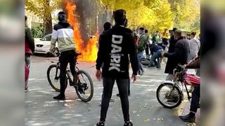 آتش زدن موتور پلیس و تخریب آمبولانس توسط معترضین در اصفهان