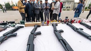 انهدام باند توزیع سلاح غیرمجاز در کرمانشاه/ کشف ۱۰۰ قبضه سلاح