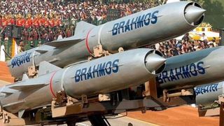 وزیر دفاع هند: موشک اتمی می‌سازیم تا کشوری نگاه بد به هند نداشته باشد