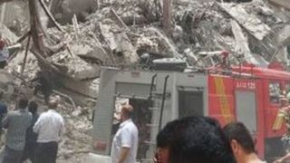 مرگ ۷ تن در ریزش ساختمان ۱۰ طبقه در آبادان/ احتمال گرفتاری۸۰ تن زیر آوار 