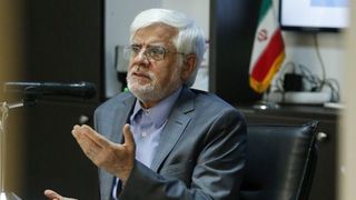 عارف: اجماع بر روی روحانی یکی از اشتباهات اصلاحات بود/ رئیسی را شخصیتی دردآشنا و متعهد می‌دانم