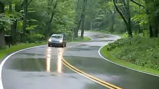 لحظه از دست رفتن کنترل خودرو در هوای بارانی