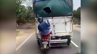  دزدی از کامیون در حال حرکت