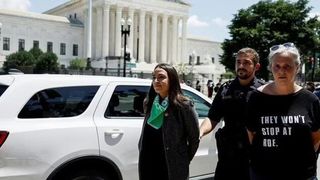 بازداشت ۱۷ قانون‌گذار آمریکایی در مقابل دیوان عالی  